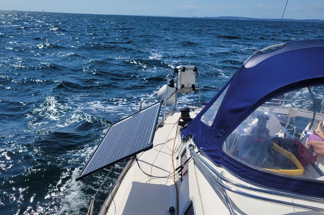 „Bei 15-20 Knoten bleibt das Solarpanel stabil in der Reling“